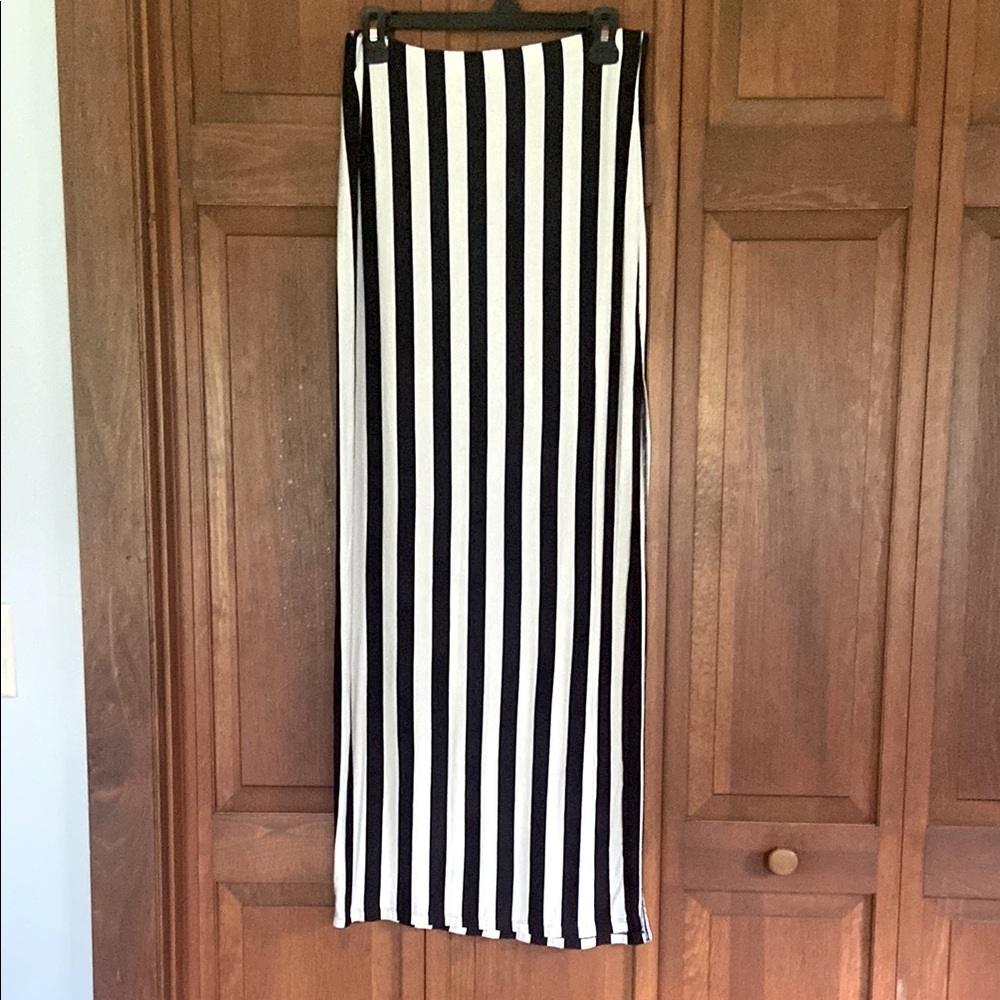 Forever 21 Black and White Maxi Skirt w/Side Slit